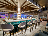 LED Spots von Hella marine sorgen für eine angenehme Atmosphäre in der 1400 Lobby Bar auf der Icon of the Seas von Royal Caribbean. 