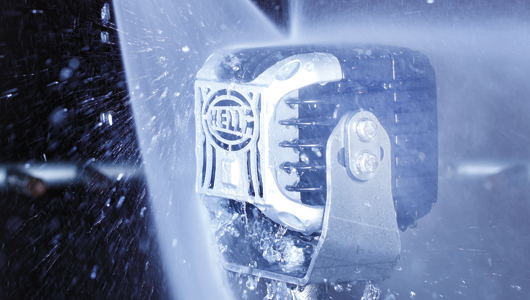 Reflektory robocze odporne na mycie w myjni samochodowej.