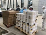 中国武汉中南医院的员工正在卸载捐赠的医疗物资