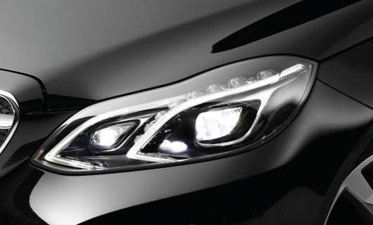 Farol integral LED com feixe de iluminação alto sem encadeamento, Mercedes classe E