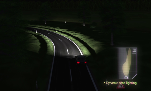 Adaptyvioji priekinio apšvietimo sistema su dinaminių posūkių apšvietimo funkcija