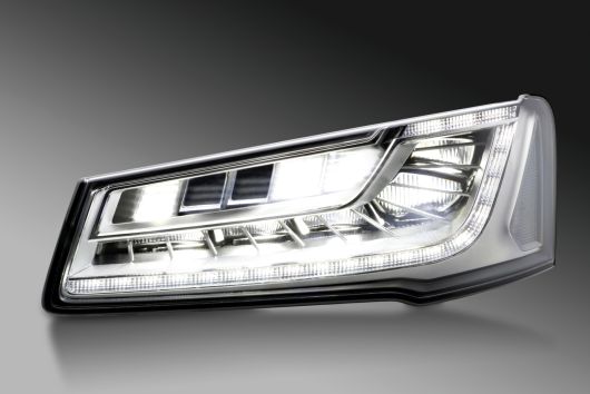 „Audi A8“ automobiliui skirti LED matriciniai priekiniai žibintai su neakinančiomis tolimosiomis šviesomis