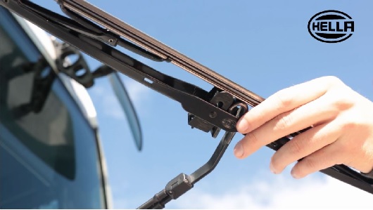Change wiper blades with ease – thanks to user-friendly HELLA systems.
