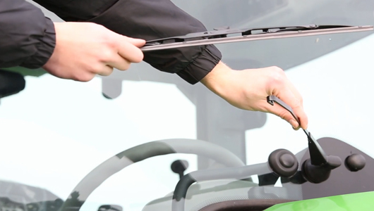 Anyone can change wiper blades – thanks to HELLA.