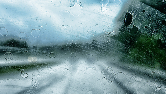 Stribede ruder i regn er en sikkerhedsrisiko, der kan undgås - med HELLA.