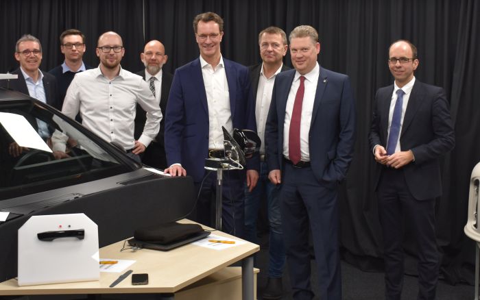 HELLA_PM14_de_NRW-Verkehrsminister_besucht