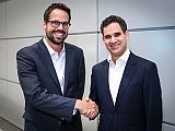 Handschlag: Dr. Andreas Habeck von HELLA (rechts) und Christopher Heine von Hengst