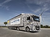 Auffälliges Design im Erlkönig-Muster verrät: der Lastwagen von HELLA hat Innovationen an Bord. 