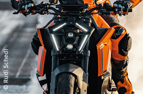 Zwei KTM Serienmodelle fahren künftig mit HELLA Scheinwerfern