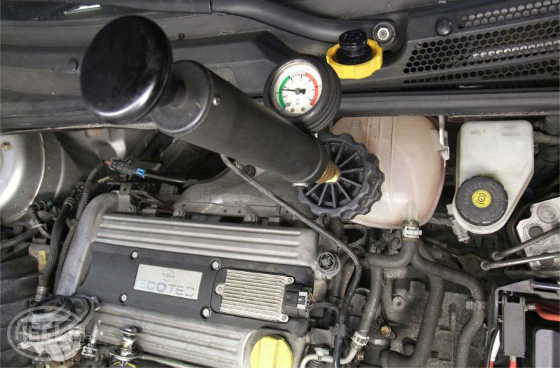 Gießen Von Kühlflüssigkeit Von Autos. Frostschutzmittel. Mechaniker Füllt  Das Kühlmittel G12 in Den Motor Stockbild - Bild von motor, stufe: 215491817