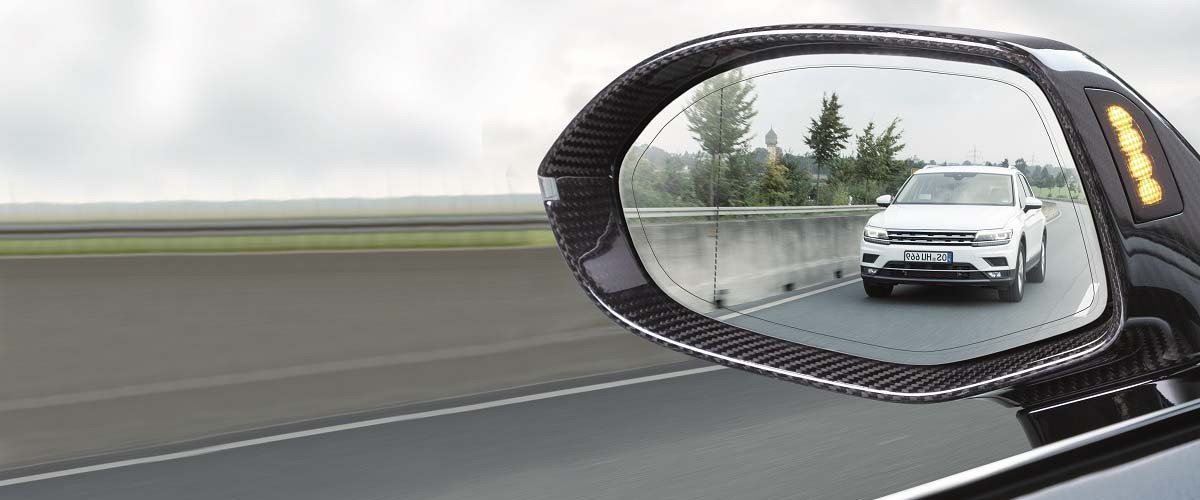 Système d'aide au changement de voie ou assistant d'angle mort