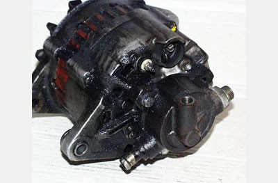 Heavily oiled alternator with vacuum pump