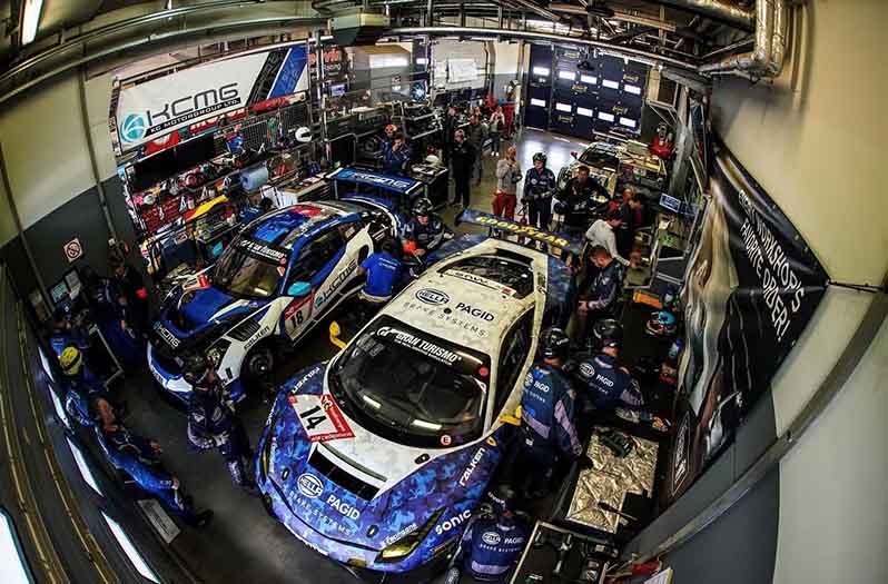 Der Ferrari 488 GT3 des „Hella Pagid – racing one“ Fahrerteam ist mit der auffälligen blau-weißen Hella-Pagid-Folierung ein echter Hingucker.